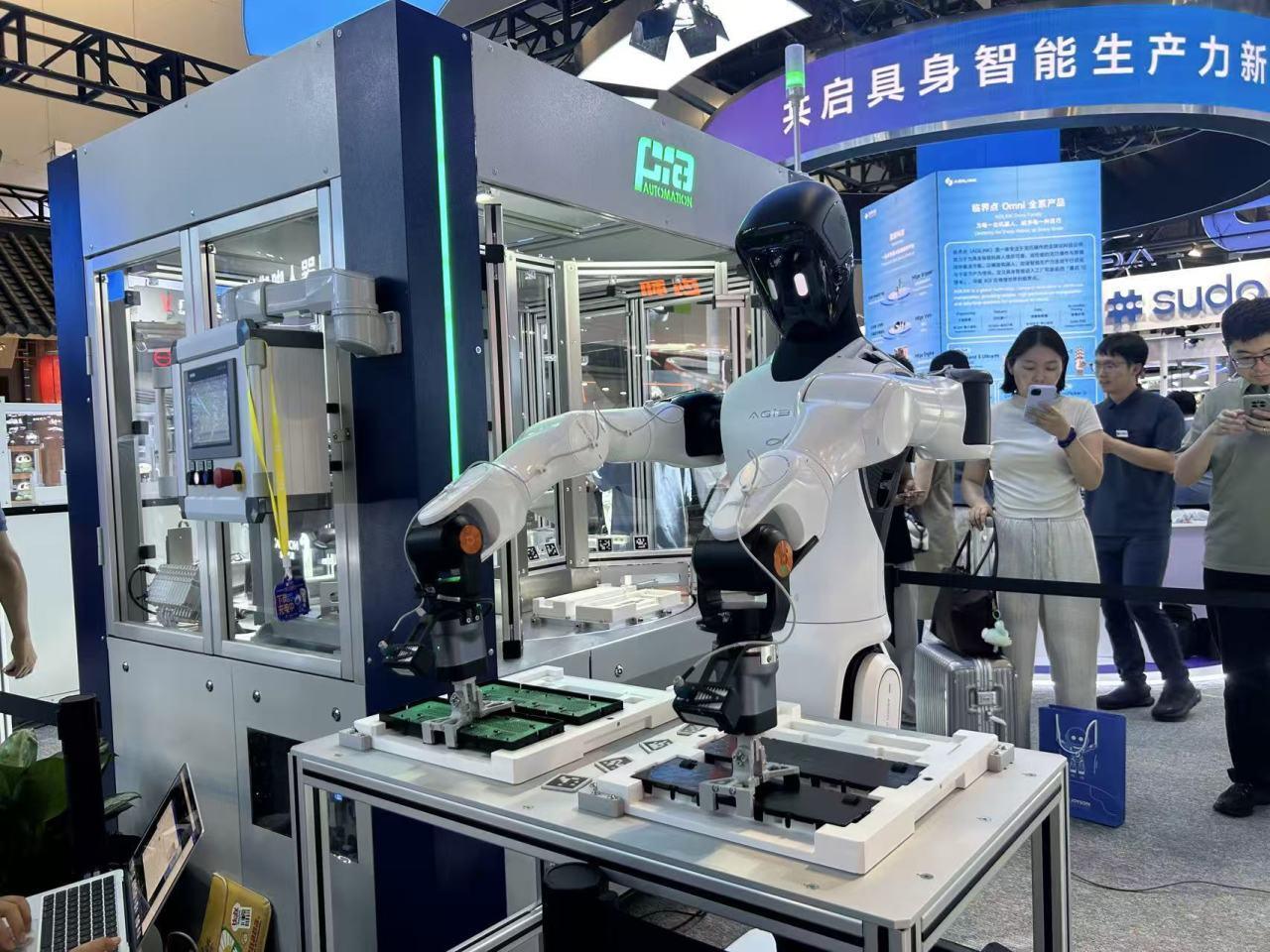 均普智能在WAIC 2026展示G2轮式具身智能机器人产线