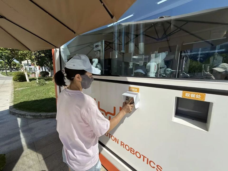 顾客在Cyberbucks Cafe扫码取餐