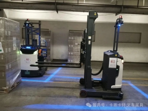 工厂车间内作业的智能搬运机器人