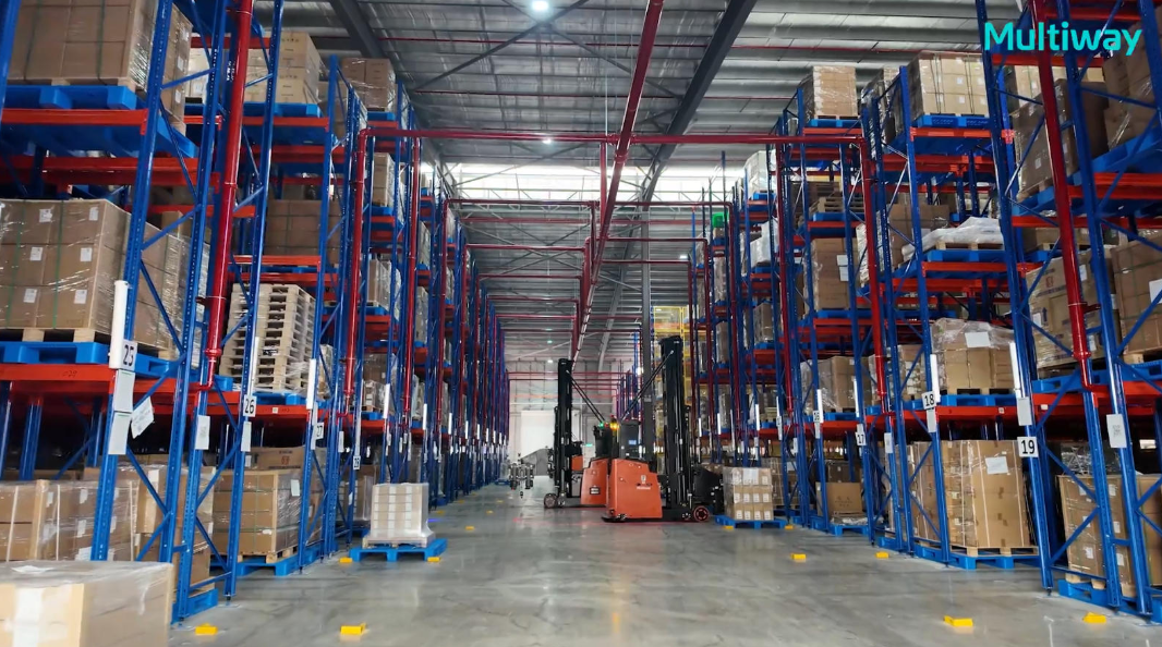 迈威机器人 Multiway 高位货架无人叉车智能仓储实景