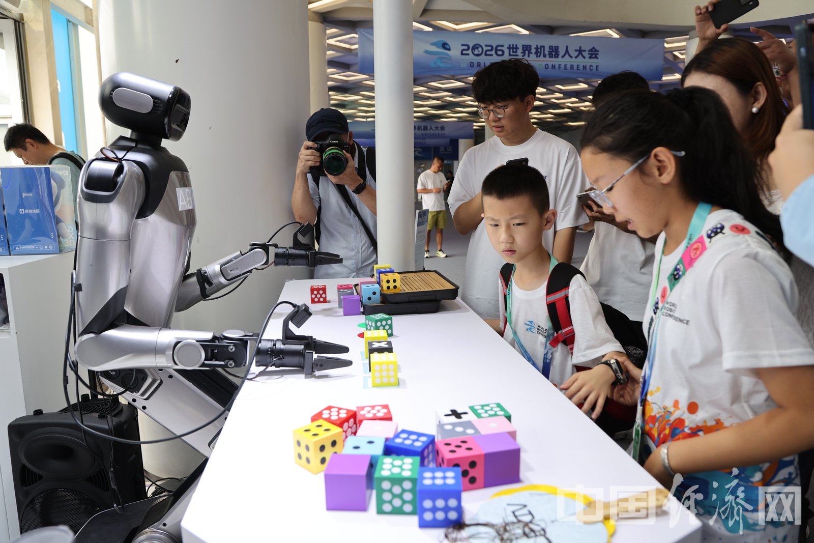 小观众与机器人玩骰子互动WRC 2026博览会现场