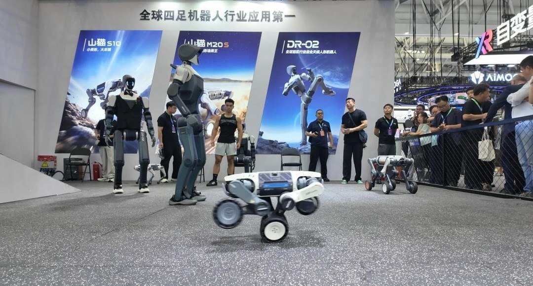 WRC 2026云深处科技展台前观众围观山猫S1四足机器人演示