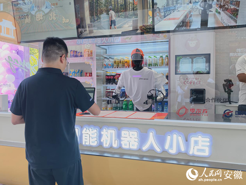 人形机器人在合肥机器人小店为顾客取货