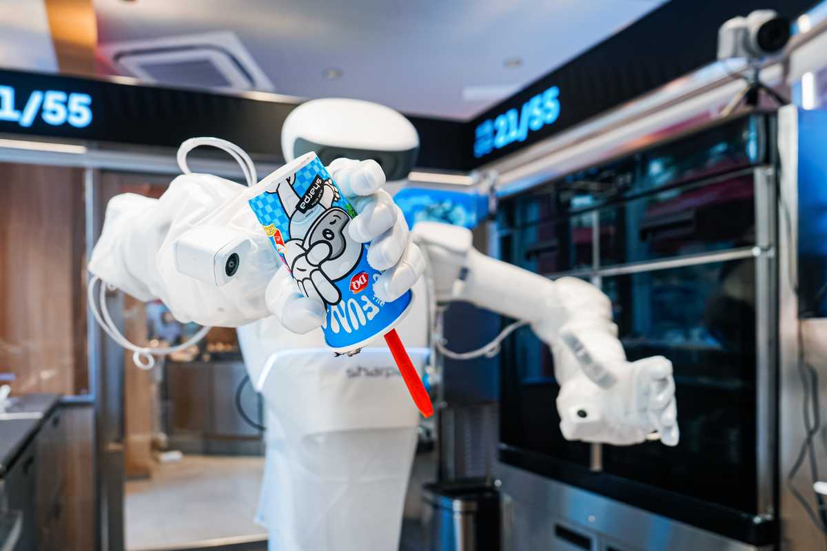 机器人餐厅内全自主制作流程展示