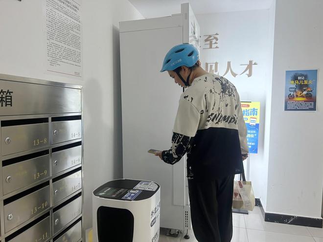 外卖配送机器人在小区内为骑手接力配送