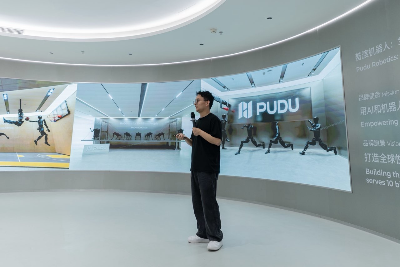 普渡展厅现场展示PUDU品牌与PUDU D5四足机器人