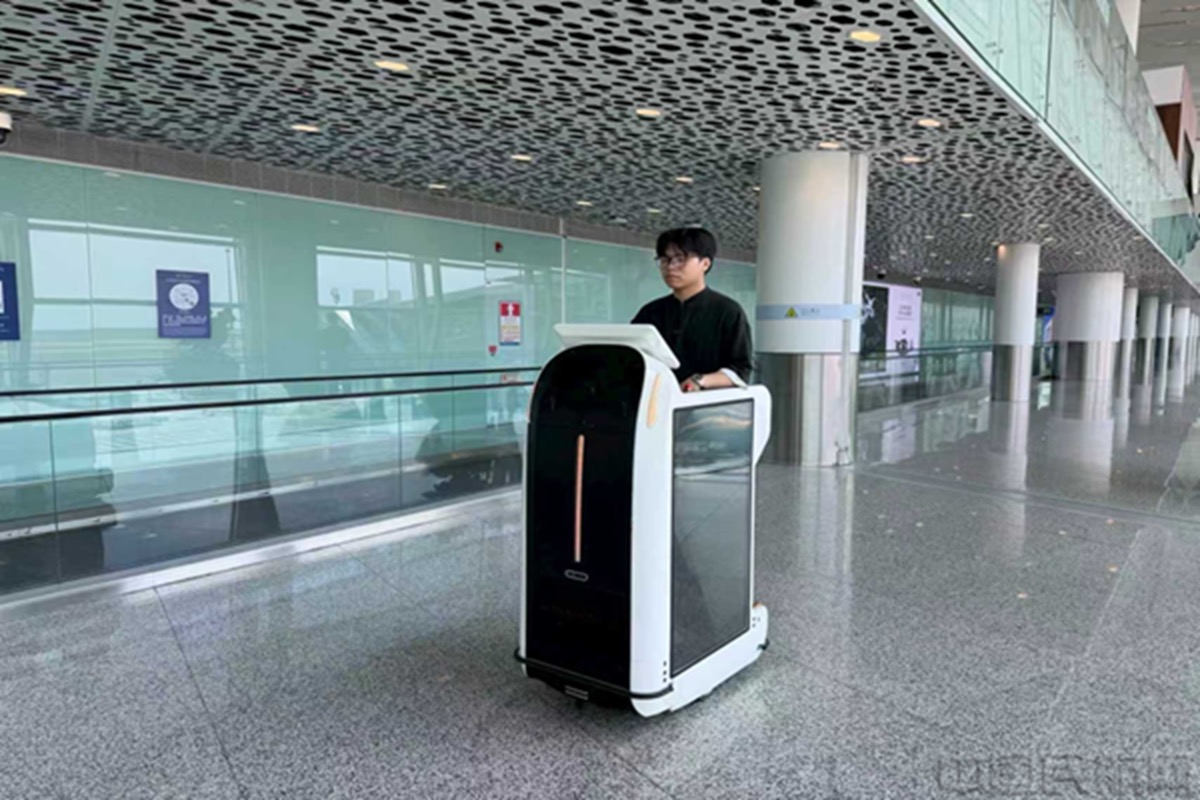 深圳机场代步机器人与巡航安防机器人等智能装备