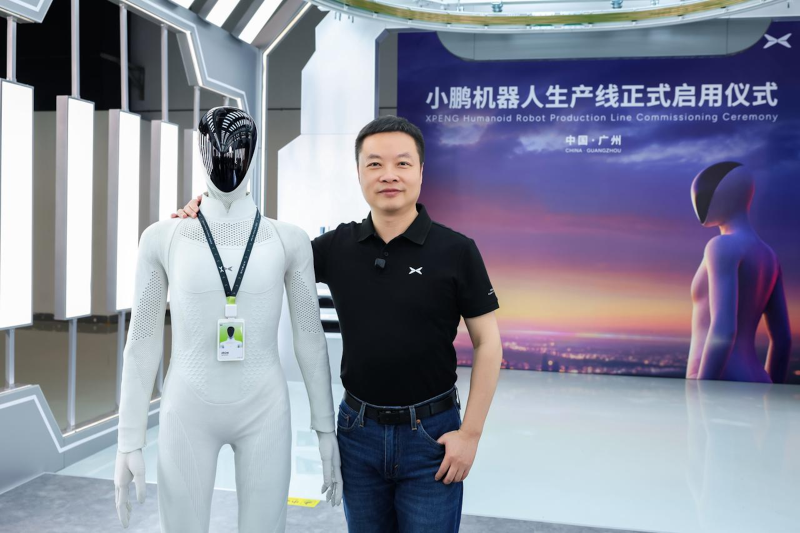 小鹏集团董事长何小鹏与IRON机器人在产线启用仪式现场合影