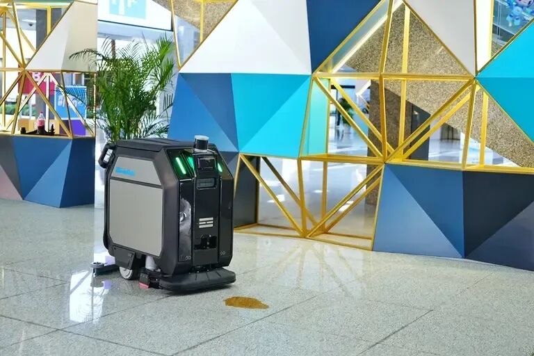 新生纪CENOBOTS清洁机器人在商场实景作业