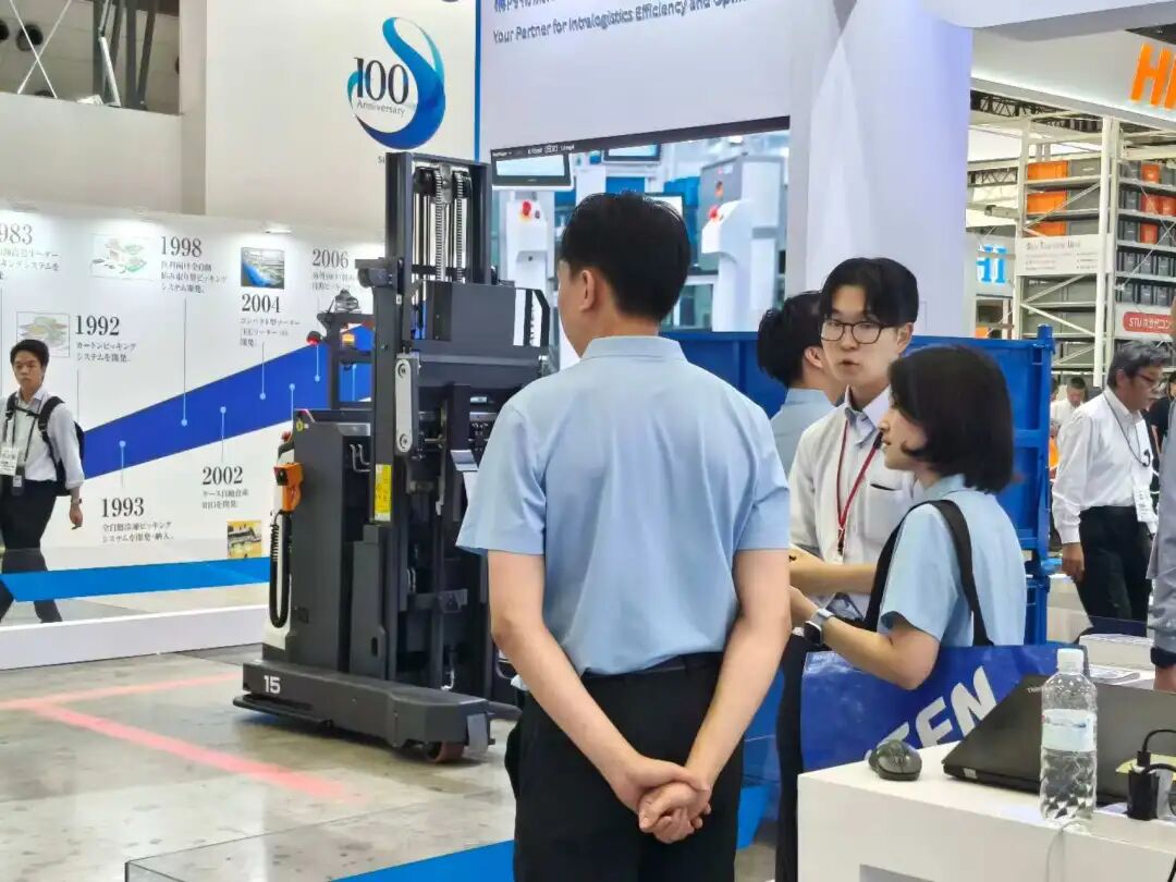 AiTEN JAPAN东京展ARV15全向叉式堆垛机器人