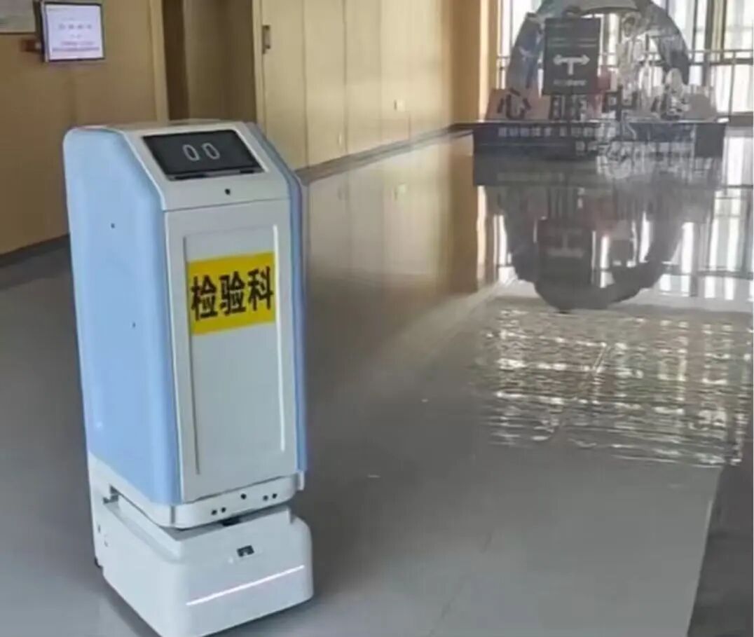 云迹UP润翼在医院检验科区域配送