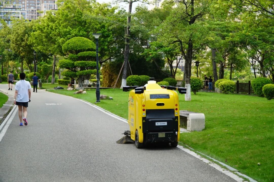 晋江公园无人驾驶清扫机器人在绿道作业