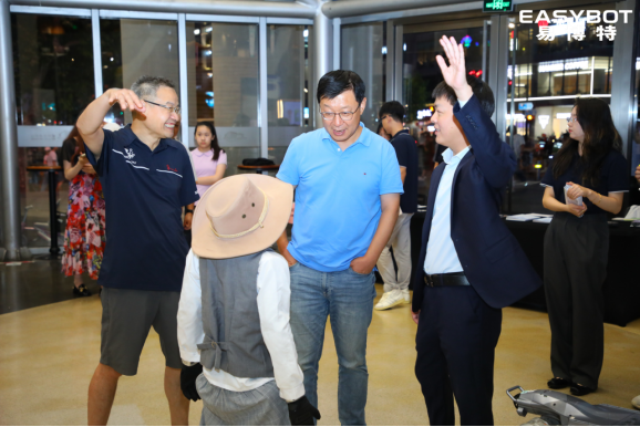 易博特舞台剧现场观众互动（同类场景示意）