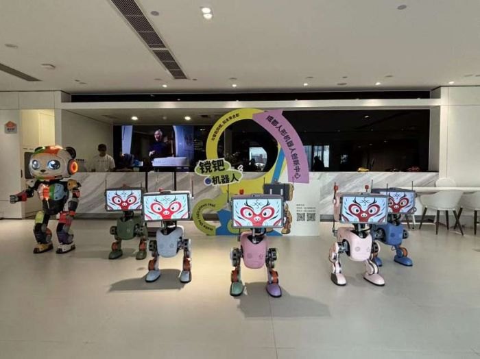 多台机器人在训练场地中