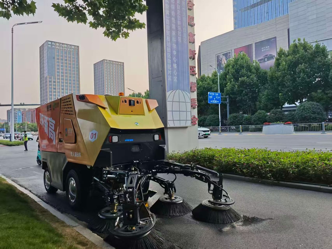 中型智能清扫车道路作业场景示意