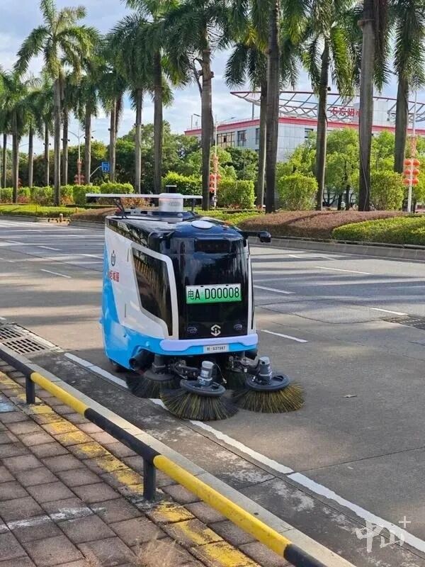 中山首台市政环卫无人清扫车在火炬高新区作业