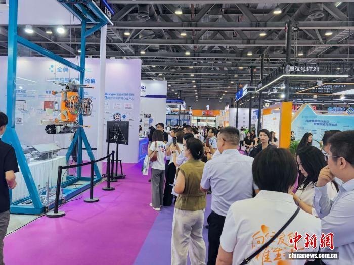 广州物博会现场,幕墙清洁机器人演示吸引参观者驻足
