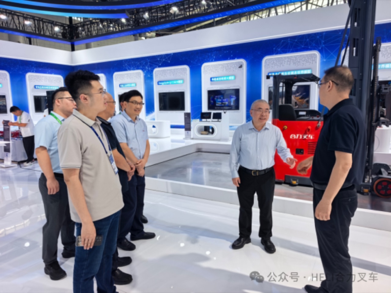 嘉宾巡馆参观无人叉车展区