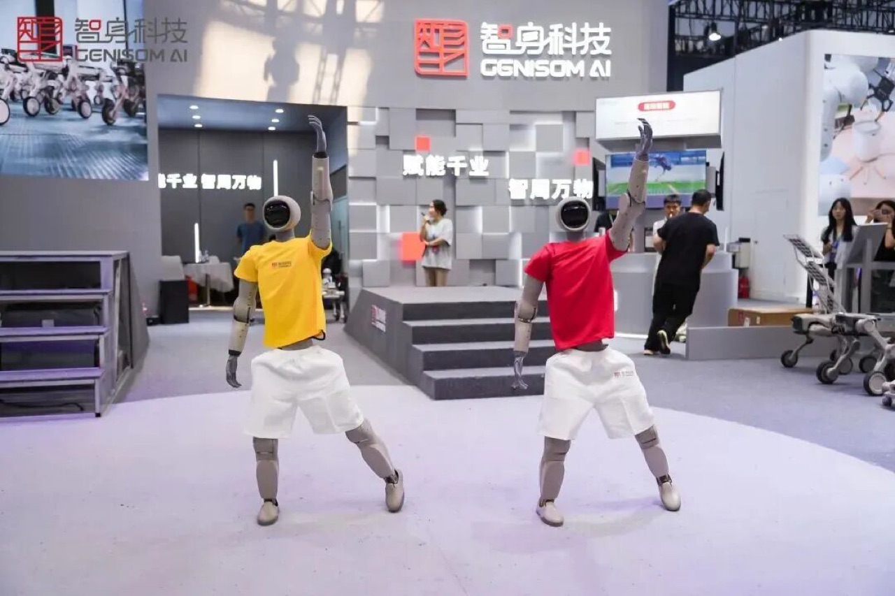 展会现场人形机器人互动展示