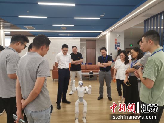 发布会现场参观者与机器人互动