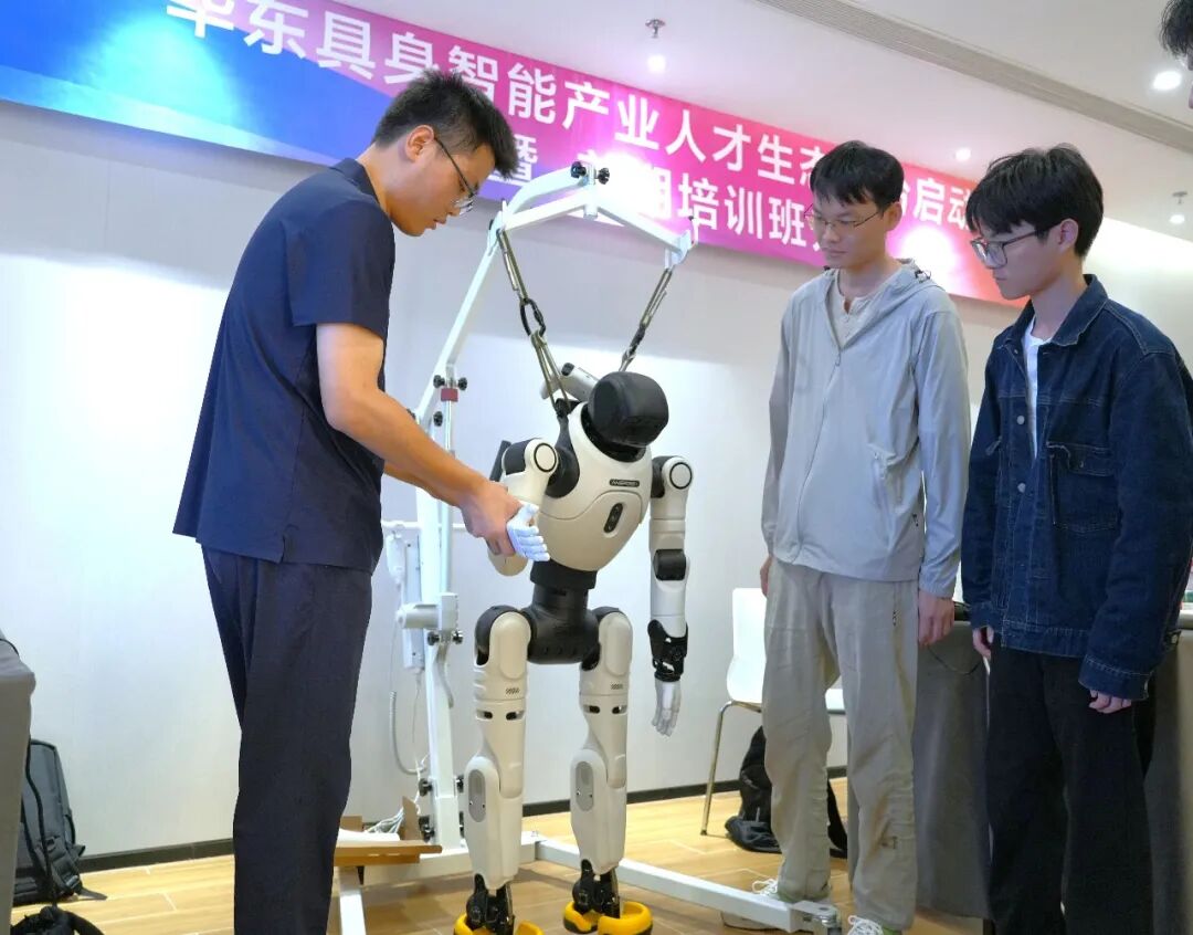 培训现场人员与具身智能机器人互动