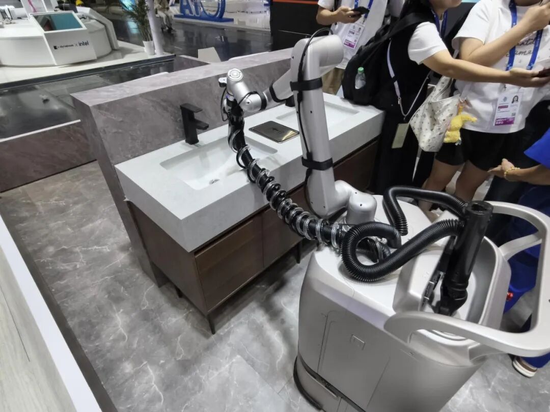 空间场景清洁机器人在作业演示现场