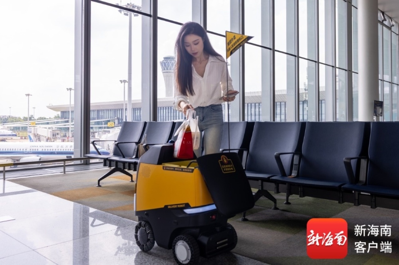 旅客在登机口从配送机器人处取餐