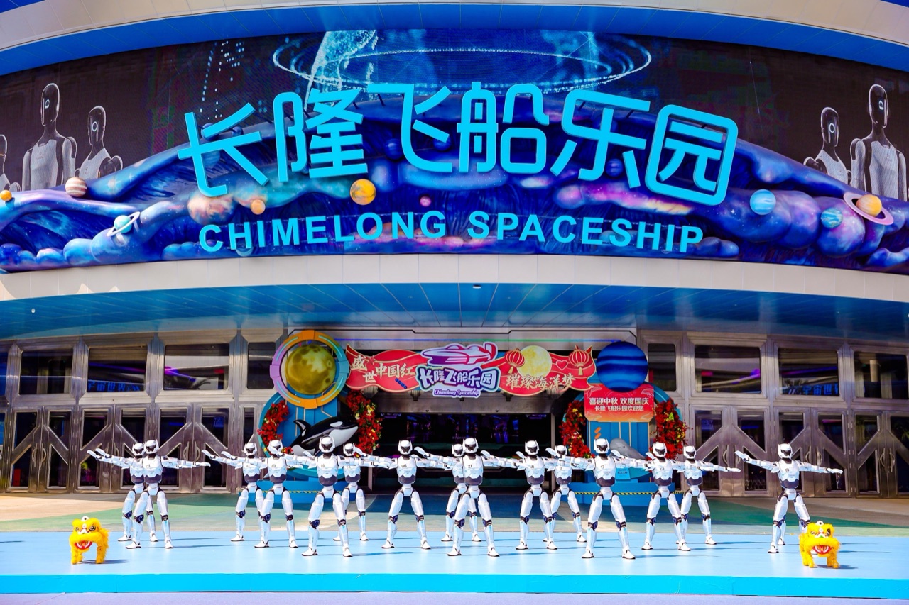 长隆飞船乐园门前人形机器人列队表演
