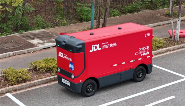 京东物流第六代智能配送车在园区道路执行配送任务
