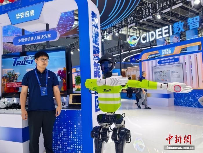 数博会现场展示的多场景机器人解决方案与智能交通管理机器人