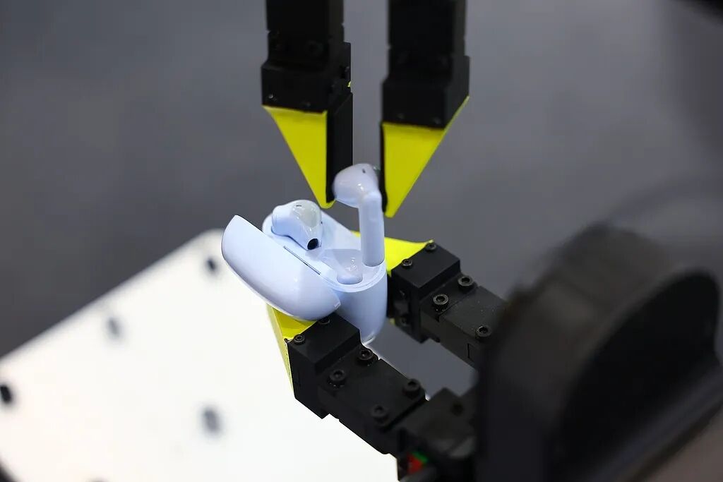 机械臂在具身智能场景中完成精细抓取作业
