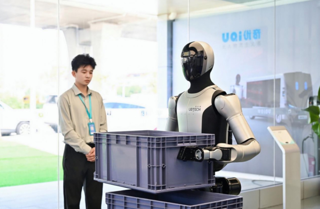 人形机器人现场搬运料箱演示