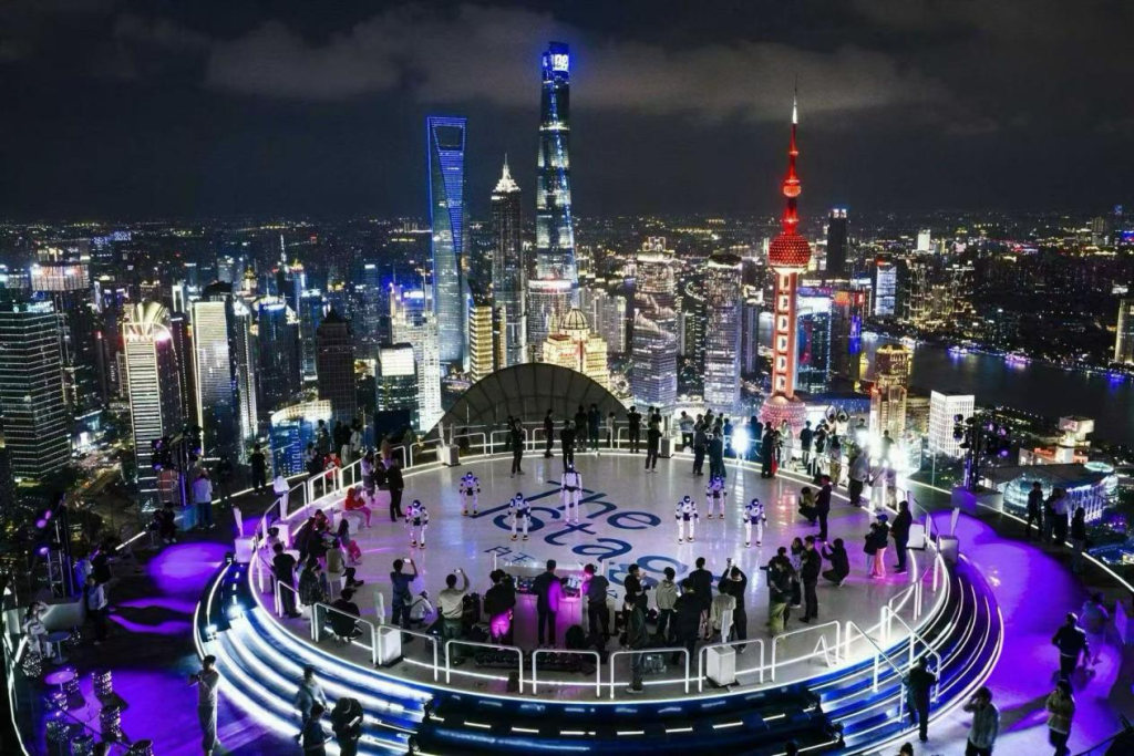 多台机器人在上海白玉兰观景台进行夜间表演