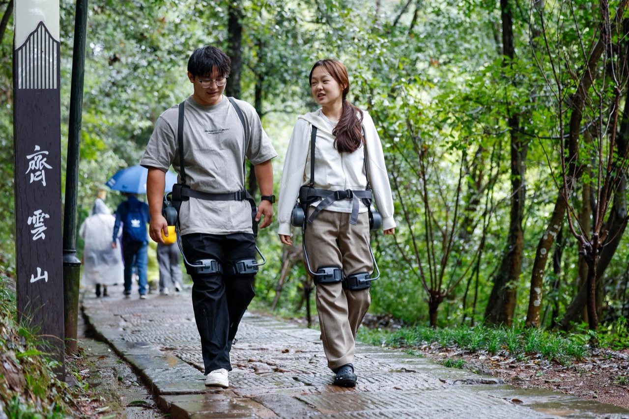 游客穿戴外骨骼机器人在齐云山景区登山