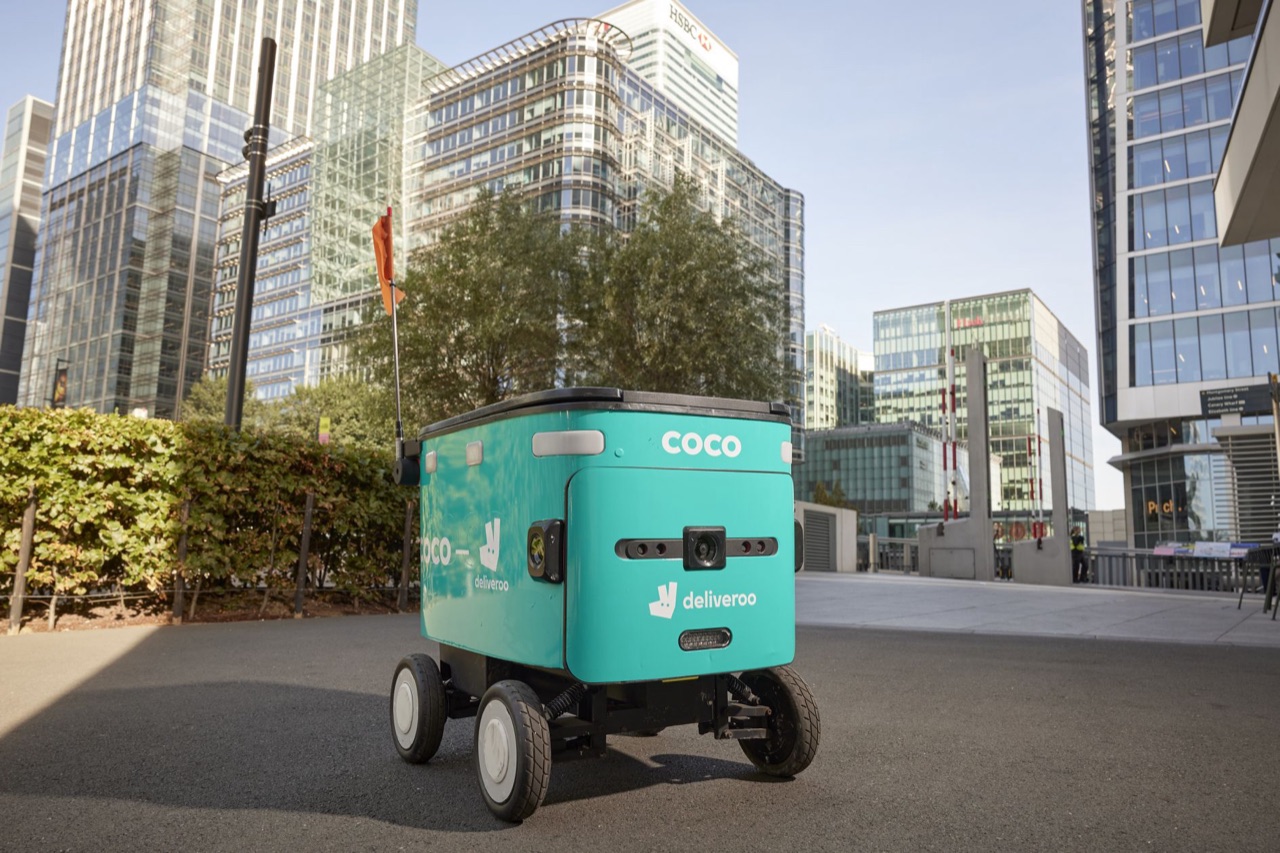Coco无人配送机器人在伦敦金丝雀码头街头作业