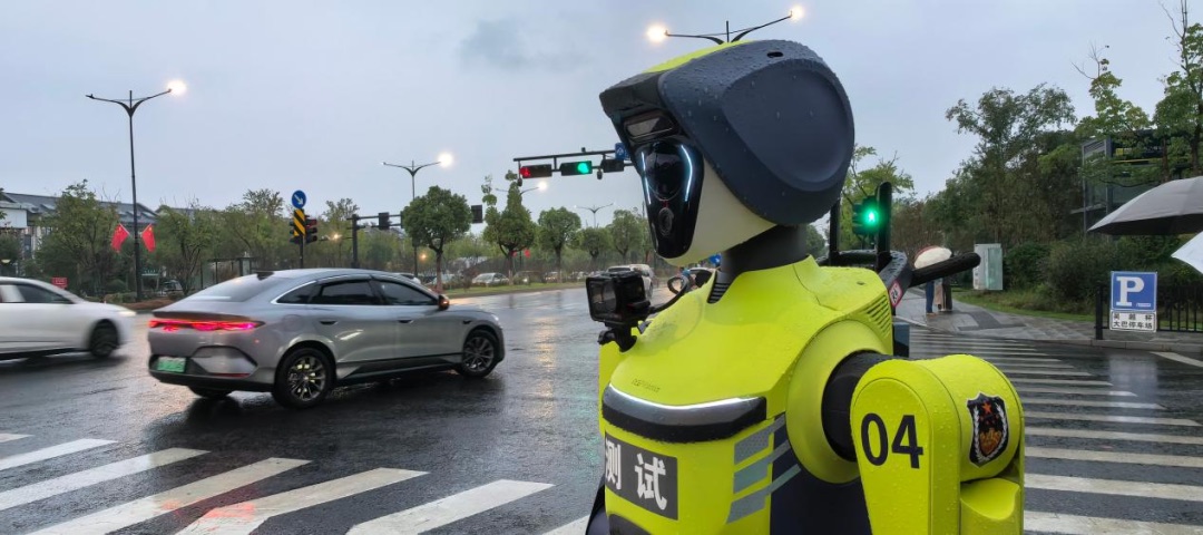雨中路口人形机器人参与交通勤务测试
