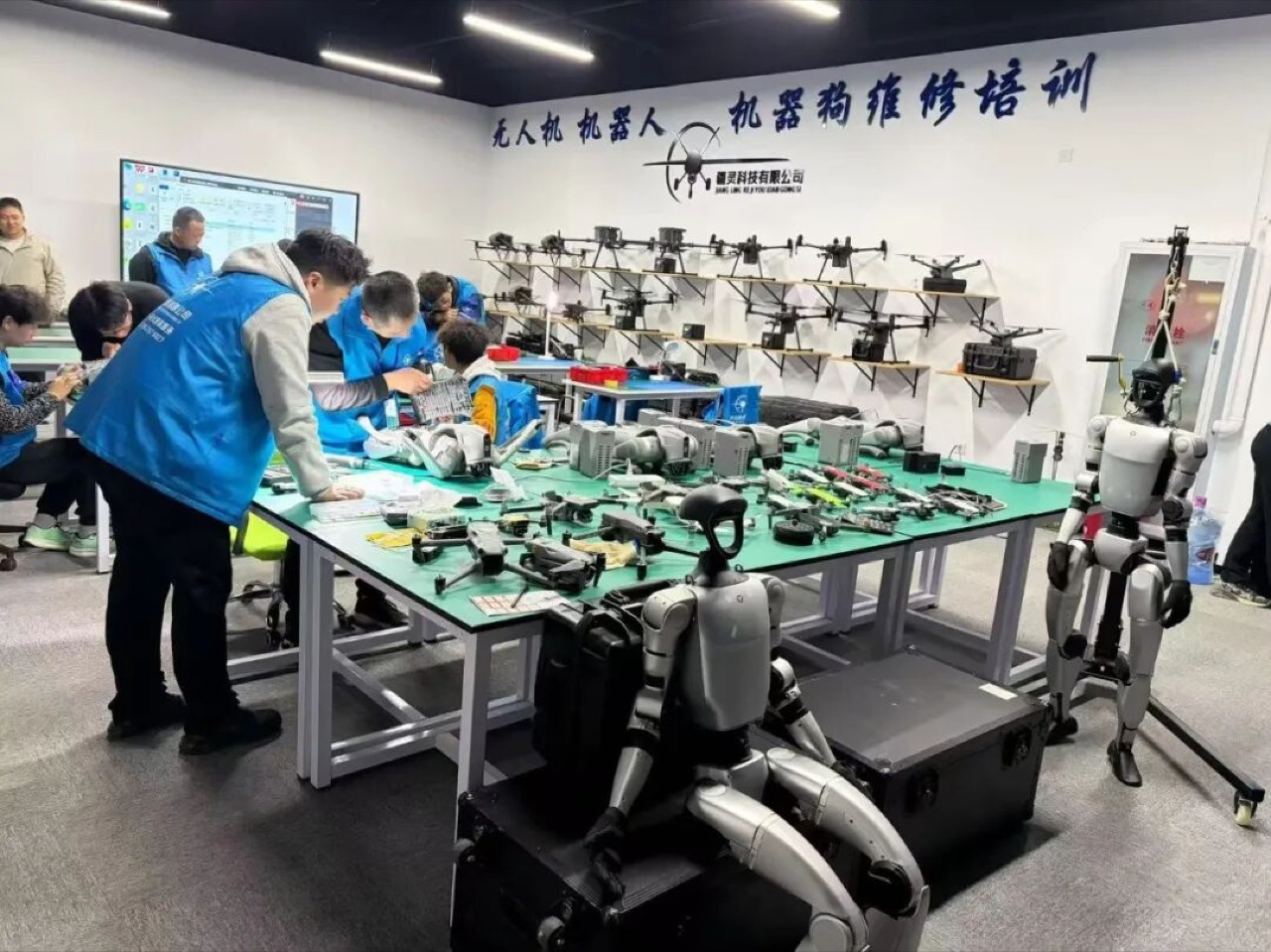 机器人后市场服务企业的无人机与机器人维修培训现场