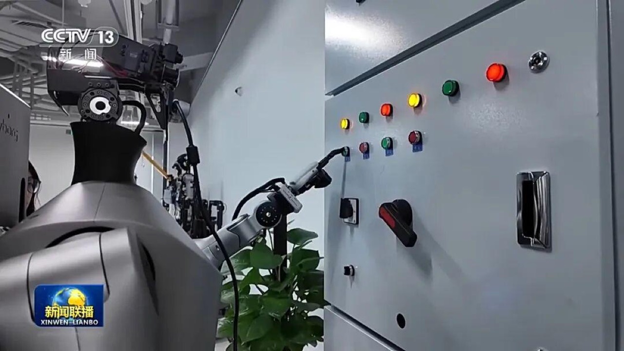人形机器人与四足机器人在具身智能训练场开展真机训练