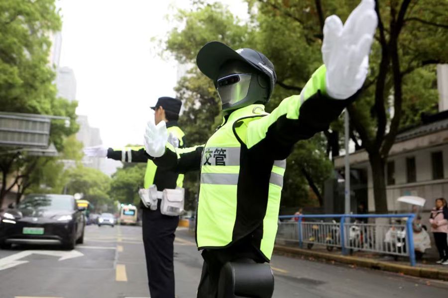 机器人在小学门口开展智能交通引导