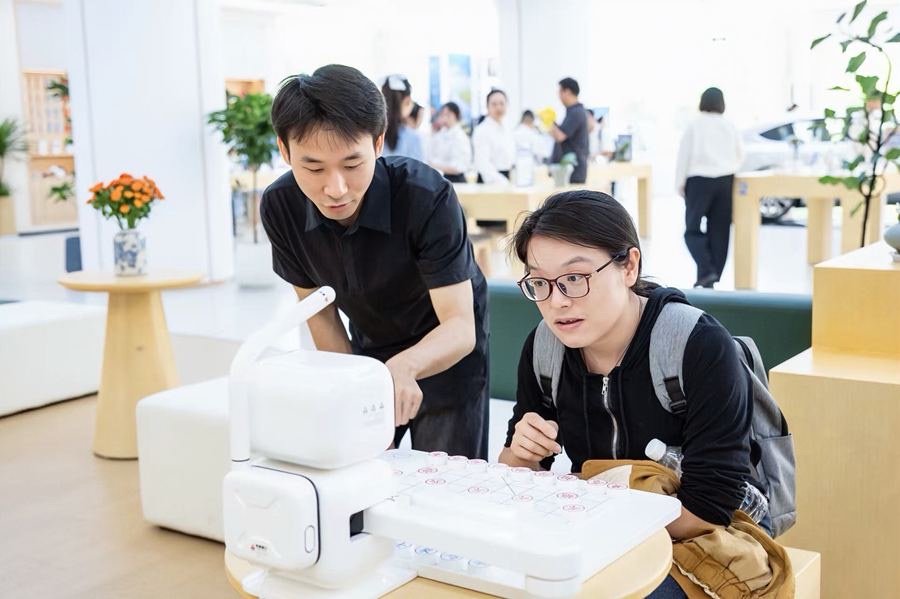 下棋机器人在青少年宫与学生对弈
