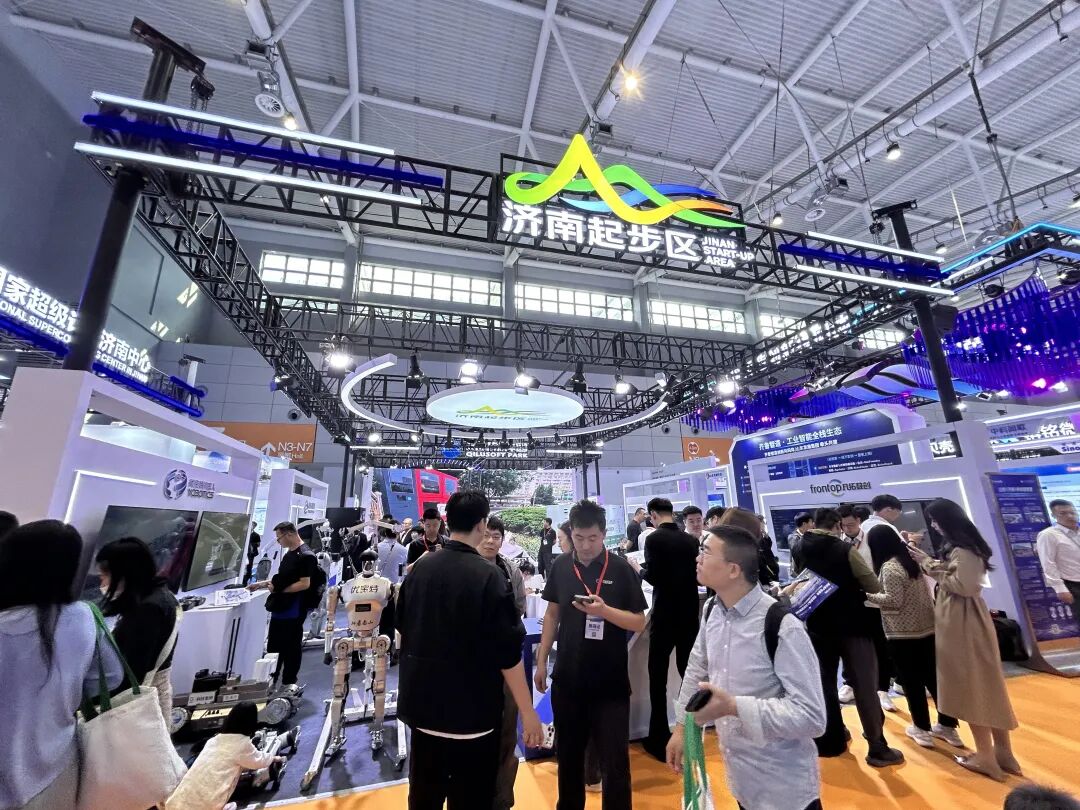 2026人工智能产业大会济南起步区展台现场,多款机器人集中展示