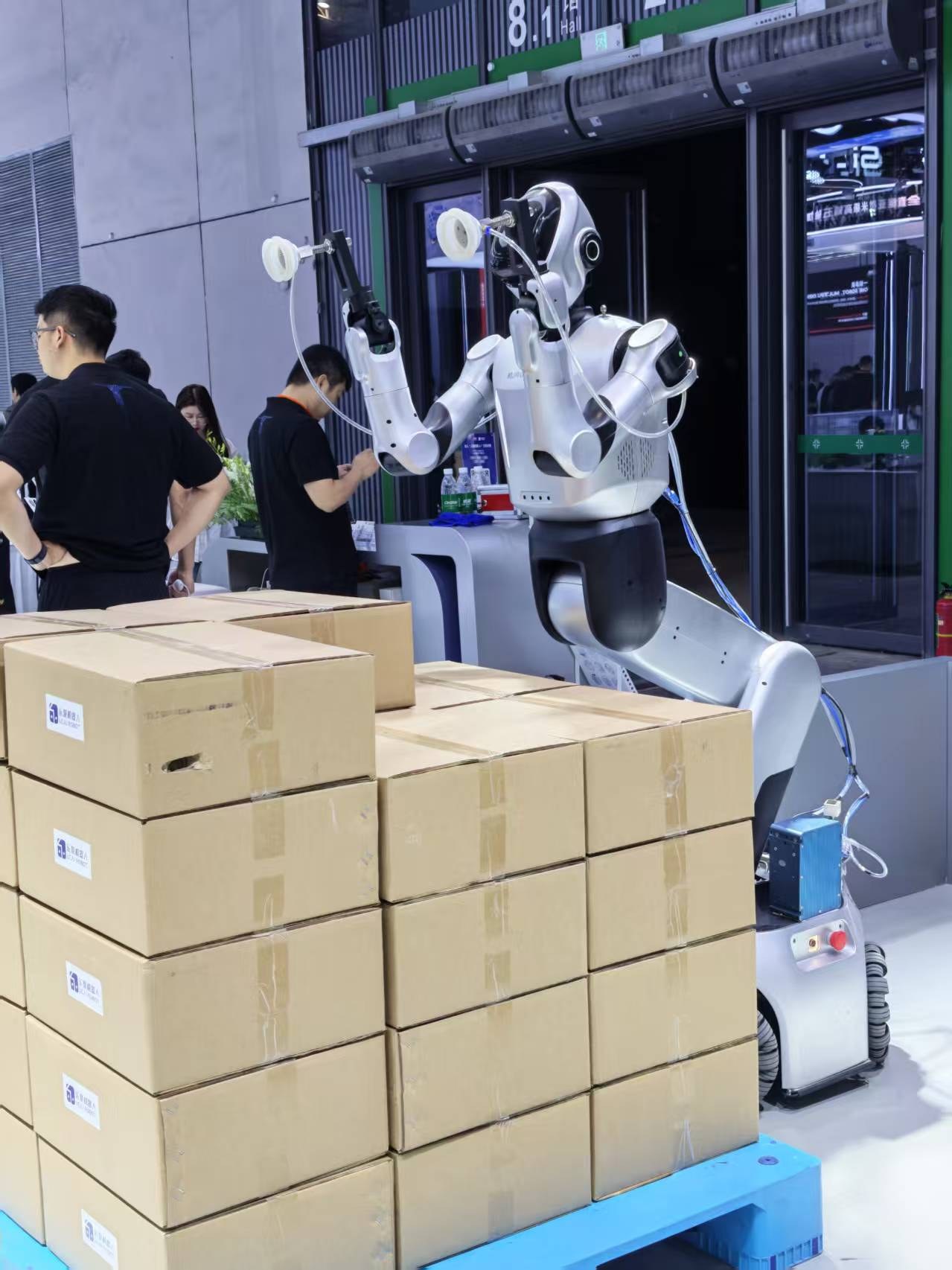 工博会现场轮式人形机器人搬运料箱