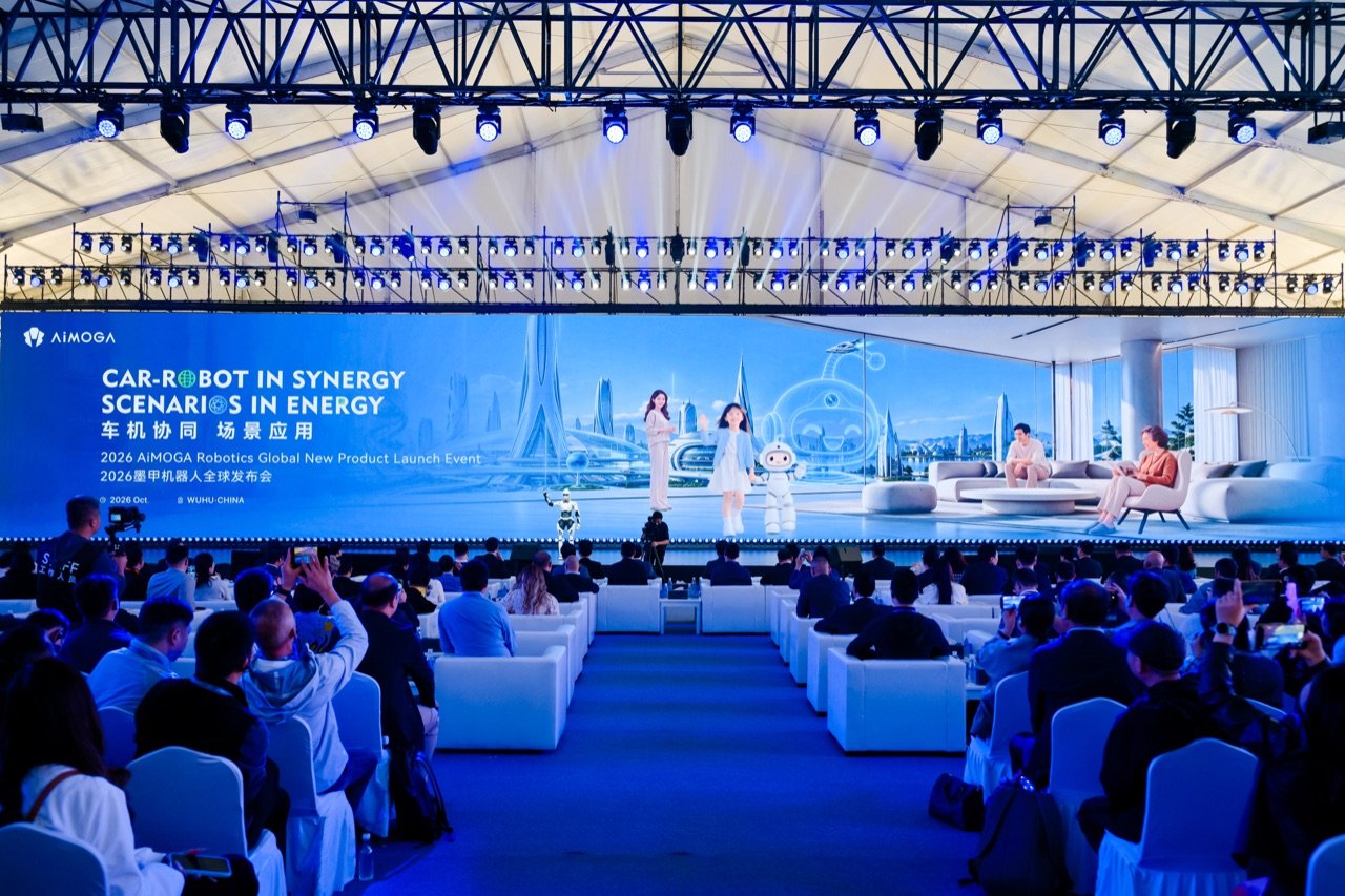 2026墨甲机器人全球发布会现场,墨宝与情景剧演员同台