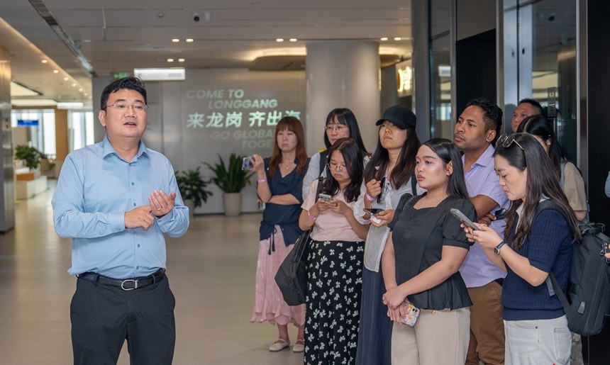调研团在深圳龙岗区企业国际化服务基地了解出海服务