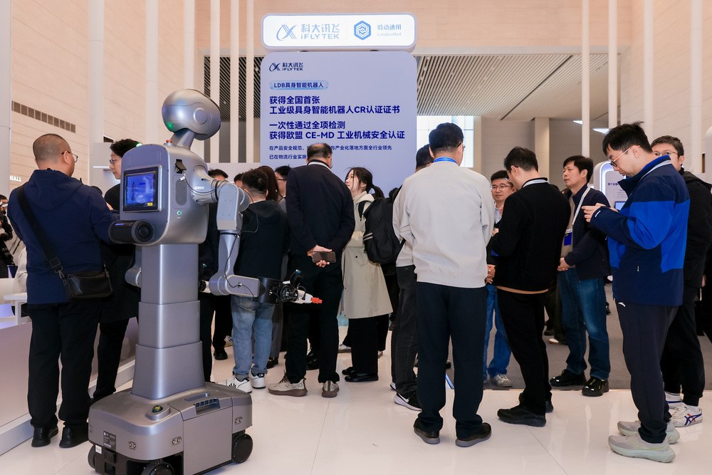 开发者节现场观众围观具身智能机器人作业演示