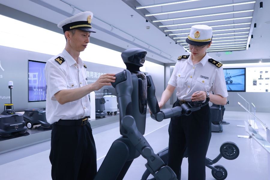 海关关员在机器人企业展厅查看人形机器人