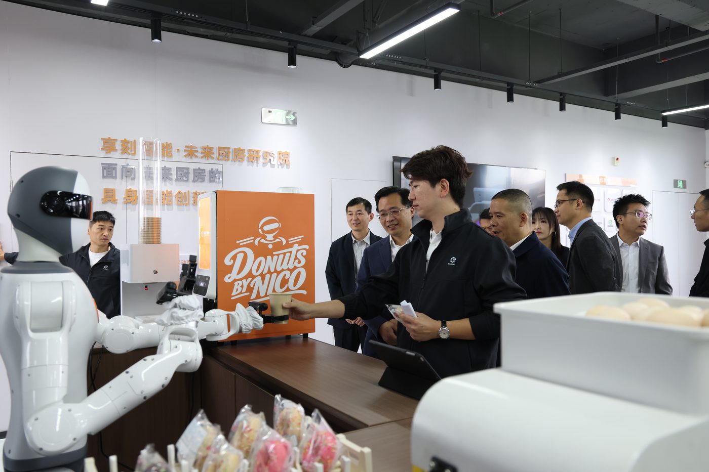 享刻智能人形服务机器人NICO在门店场景递送饮品